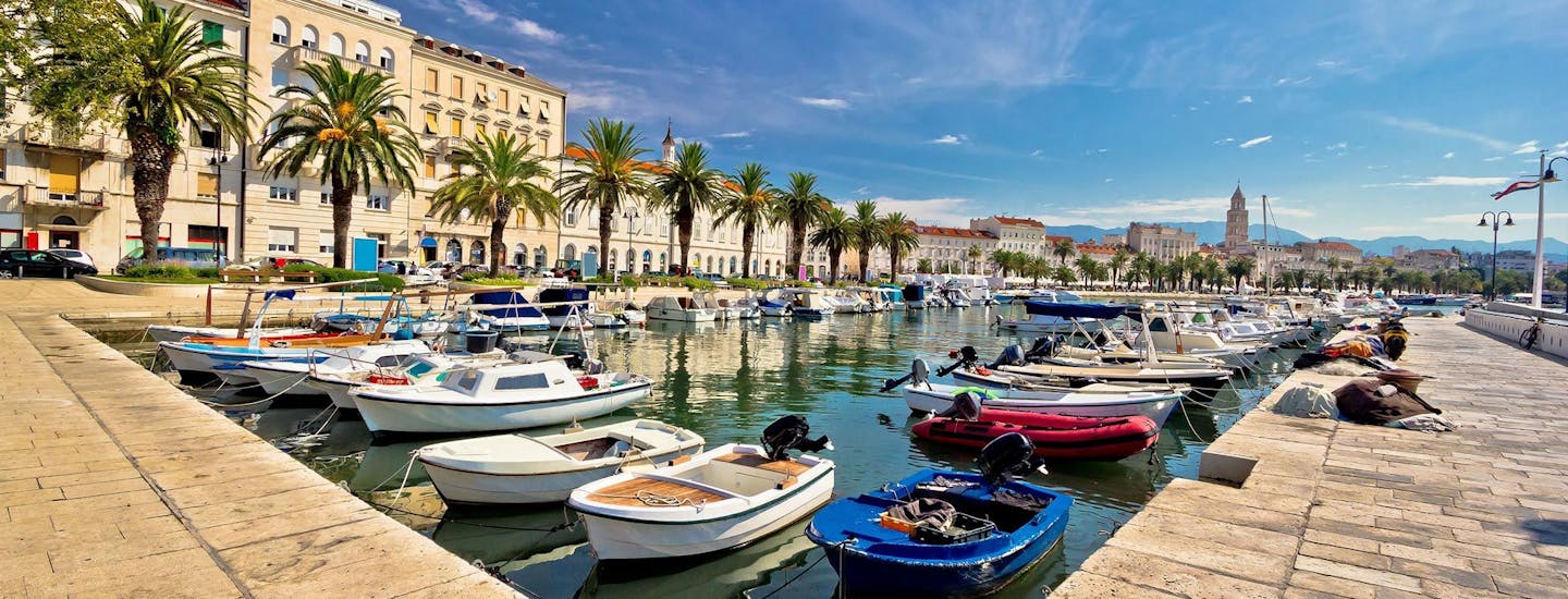 Splits hamn med små fiskebåtar - semester i Split