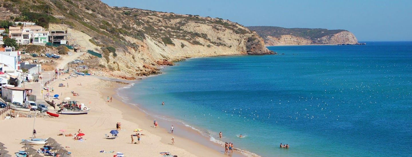 Stranden vid Salema i Portugal